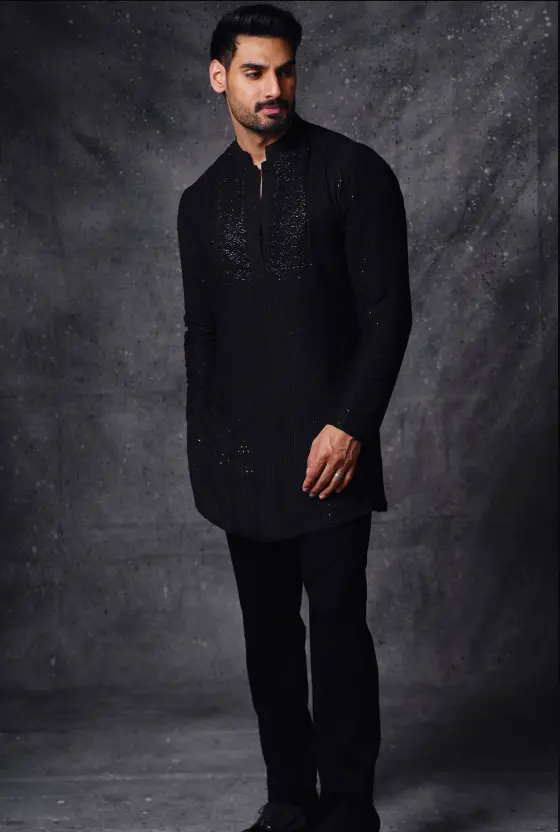 Kurta Pajama negro de corte recto bordado en seda para hombres