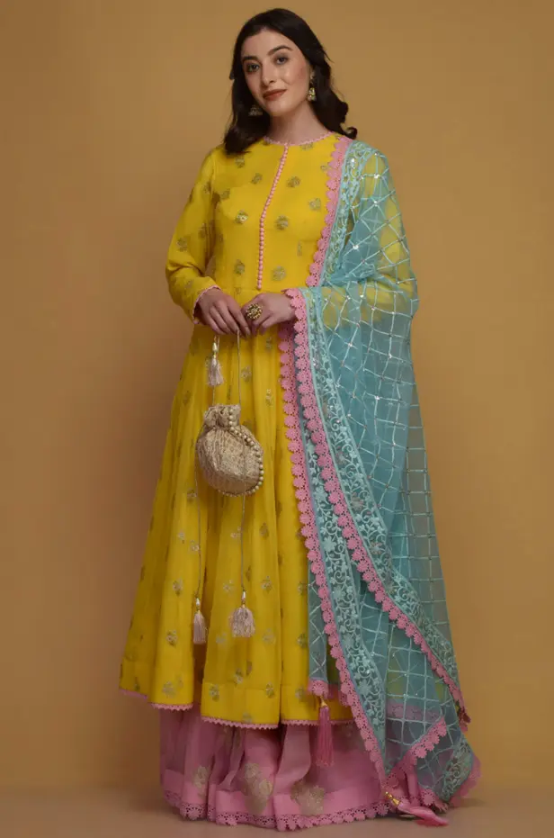 Lehenga de zari tejido en viscosa amarilla