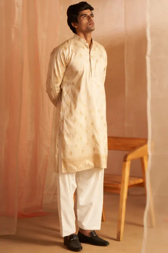 Kurta Pajama para hombres en seda de algodón color crema beige con bordado de zari