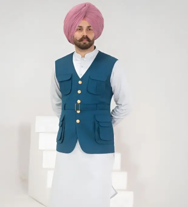 Kurta pajama blanco con turbante en tono rosa pastel