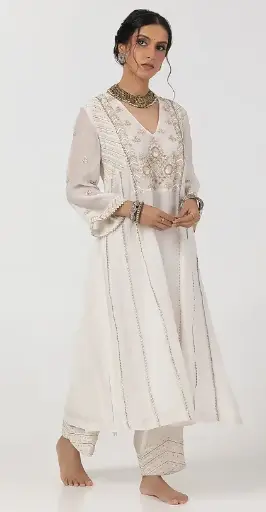 Conjunto de Kurta en Chanderi Blanco, bordado a mano y a máquina.