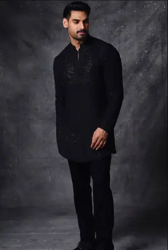 Kurta Pajama negro de corte recto bordado en seda para hombres