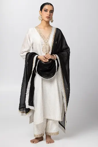 Conjunto de Kurta de Chanderi de seda blanca, bordado a mano y a máquina.