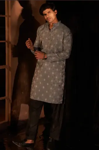 Kurta Pajama para Hombre en Seta Grisa Tejida con Zari de Corte Recto