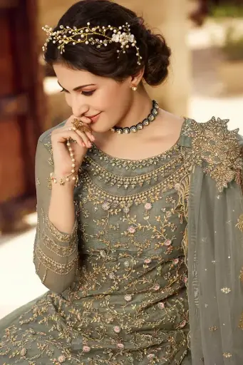 Lehenga de longitud total en verde grisáceo