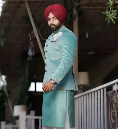 Kurta Pajama de color cian polvoriento con turbante rojo